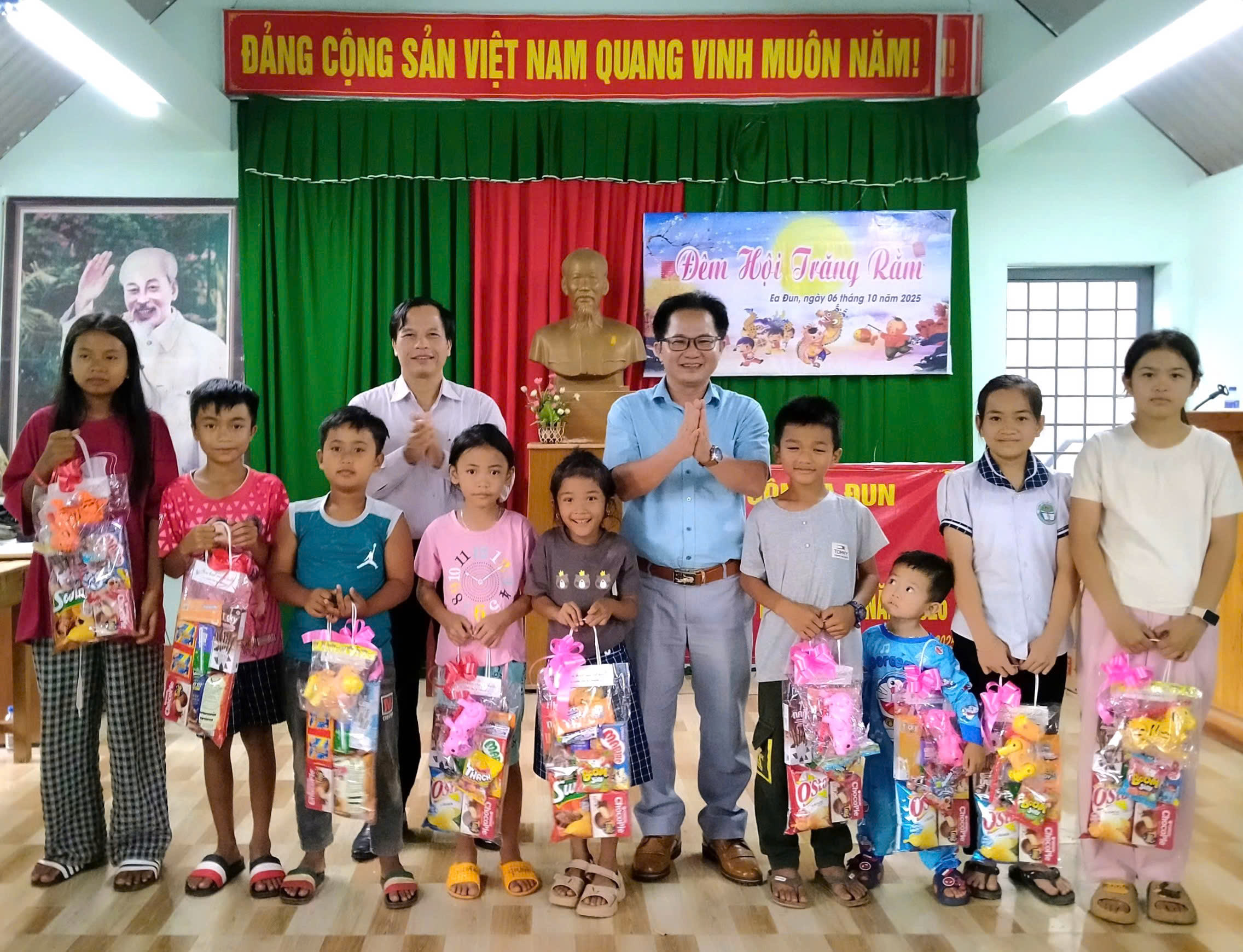 Thăm hỏi và trao quà Trung thu đến với trẻ em buôn kết nghĩa Ea Đun