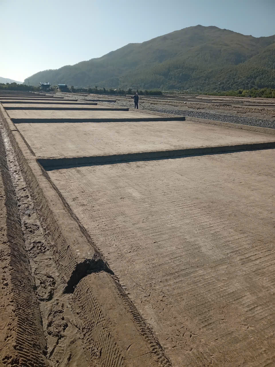 HTX Muối Tuyết Diêm, đang chỉ đạo diêm dân khẩn trương chuẩn bị ô muối cho vụ sản xuất mới